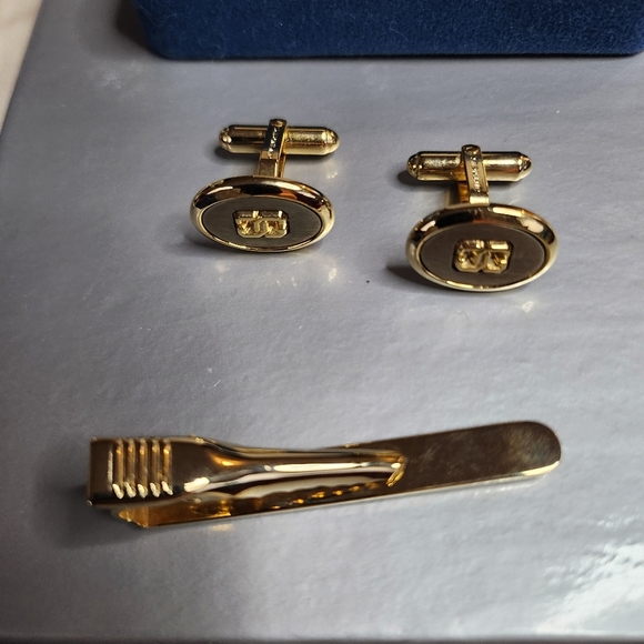 Givenchy set of cufflinks and Clip-on tie - Picture 7 of 12